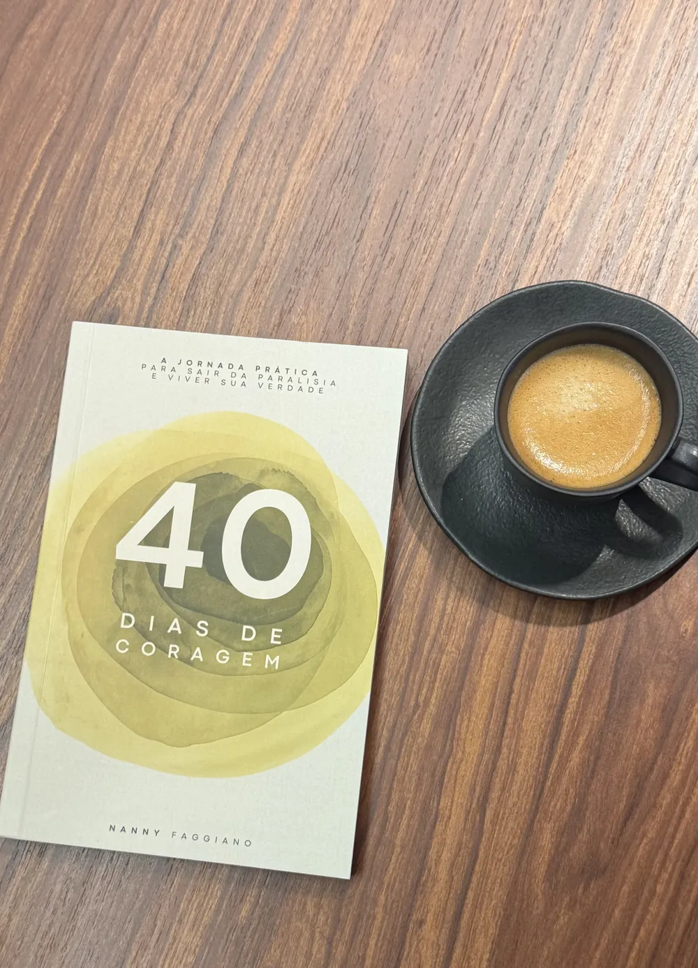 Capa do livro 40 Dias de Coragem ao lado de um café