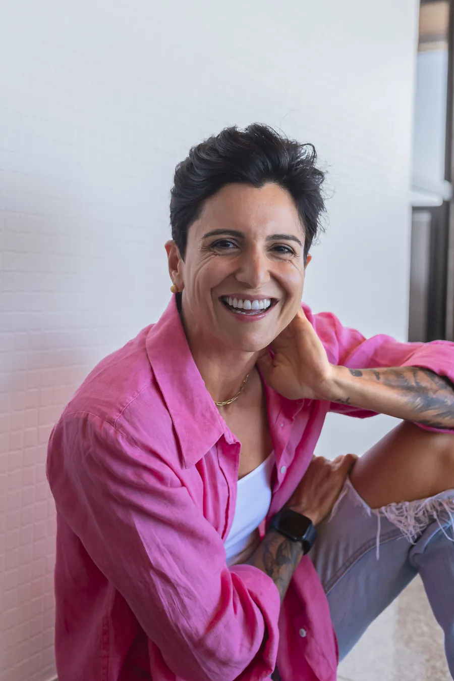 Nanny Faggiano sorrindo, de camisa rosa